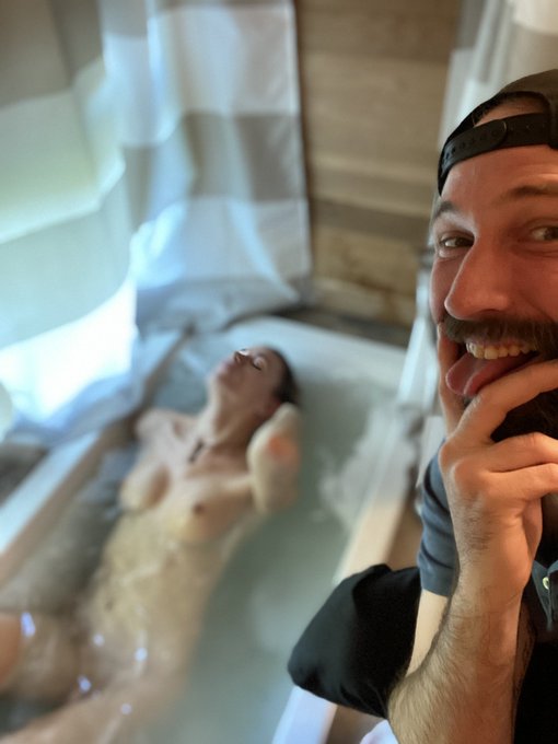 Gotta love the Japanese soak tub ? ? @CassandraLovLox https://t.co/fTeD0X5k5m