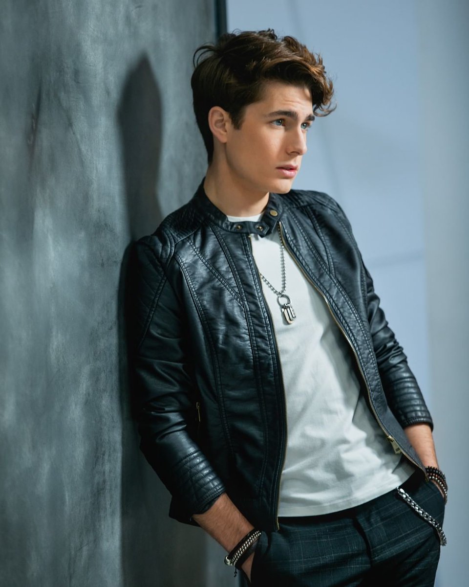 soyaillen's tweet photo. Sigo practicando todos los pasos de esta colaboración.... ME ENCANTA COMO BAILAN TODOS! Es increíble como cada uno le da un toque. Así que esta coreografía queda aprobada por todos nosotros, los fans, estamos de acuerdo? 😎 😍 🤩 https://t.co/3ObMEgz2ao