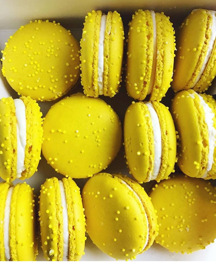trophycupcakes's tweet photo. Happy Macaron Monday! Today we wanted a cheery treat, so we're indulging with our Lemon Macaron! Lemon yellow biscuits studded with yellow sprinkles filled with lemon buttercream and a lemon curd center = YUM!!! https://t.co/nmA8Tpum4f