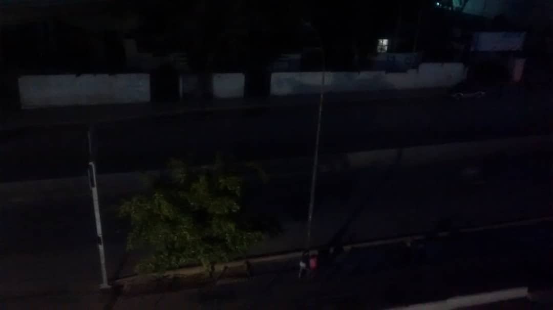 Avenida Francisco de Miranda, desde el puente de Petare, hasta la calle El Hatillo, sin alumbrado público, todos los postes sin funcionar. Justo es la cuadra, donde se reúnen grupos de delincuentes durante la madrugada. <a href="/NicolasMaduro/">Nicolás Maduro</a> @CORPOELECinfo <a href="/HectoRodriguez/">Héctor Rodríguez C.</a>
