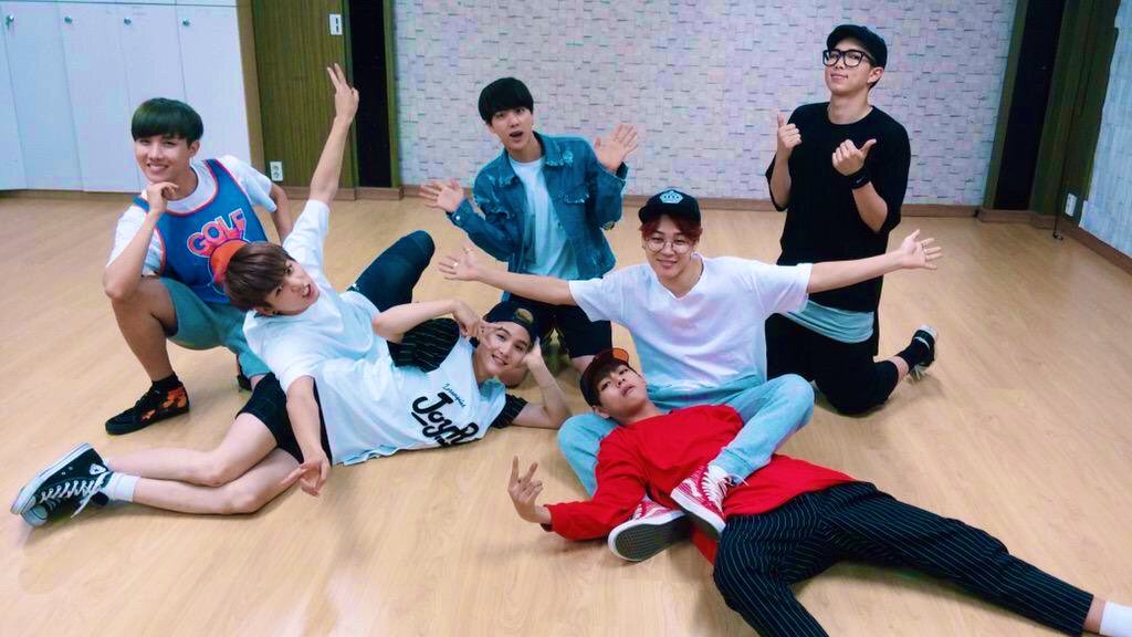 manulightly's tweet photo. Obrigada a vocês por me fazerem feliz mesmo quando eu ache que isso seja impossível ✨@BTS_twt

#ThankYouBTS #WePurpleYouBTS https://t.co/JWWRQV7xHc