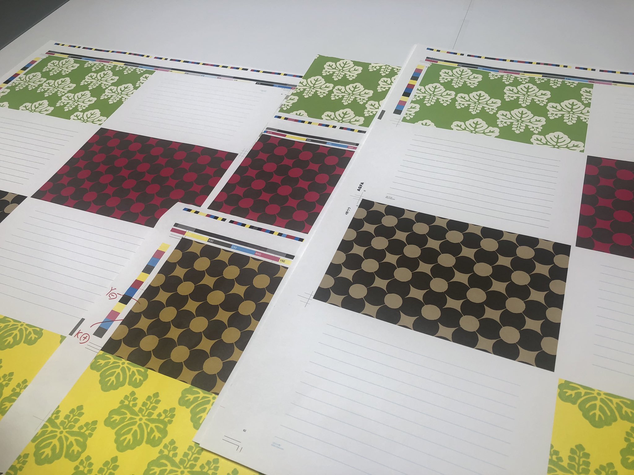 青幻舎 在 Twitter 上 雲母唐長 文様レターブック 著 トトアキヒコ 千田愛子 7月下旬 発売です 現在 印刷立ち合い中です 400年受け継がれてきた板木による唐紙 美しく 仕上がりつつあります 編kusu T Co R0xq5hgefm Twitter