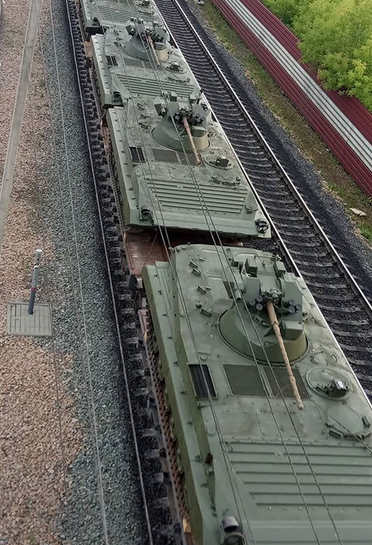 AlRFORCEFREAK's tweet photo. Trainload of BMPs at Barnaul. Please id exact type. https://t.co/KLupB85nHf