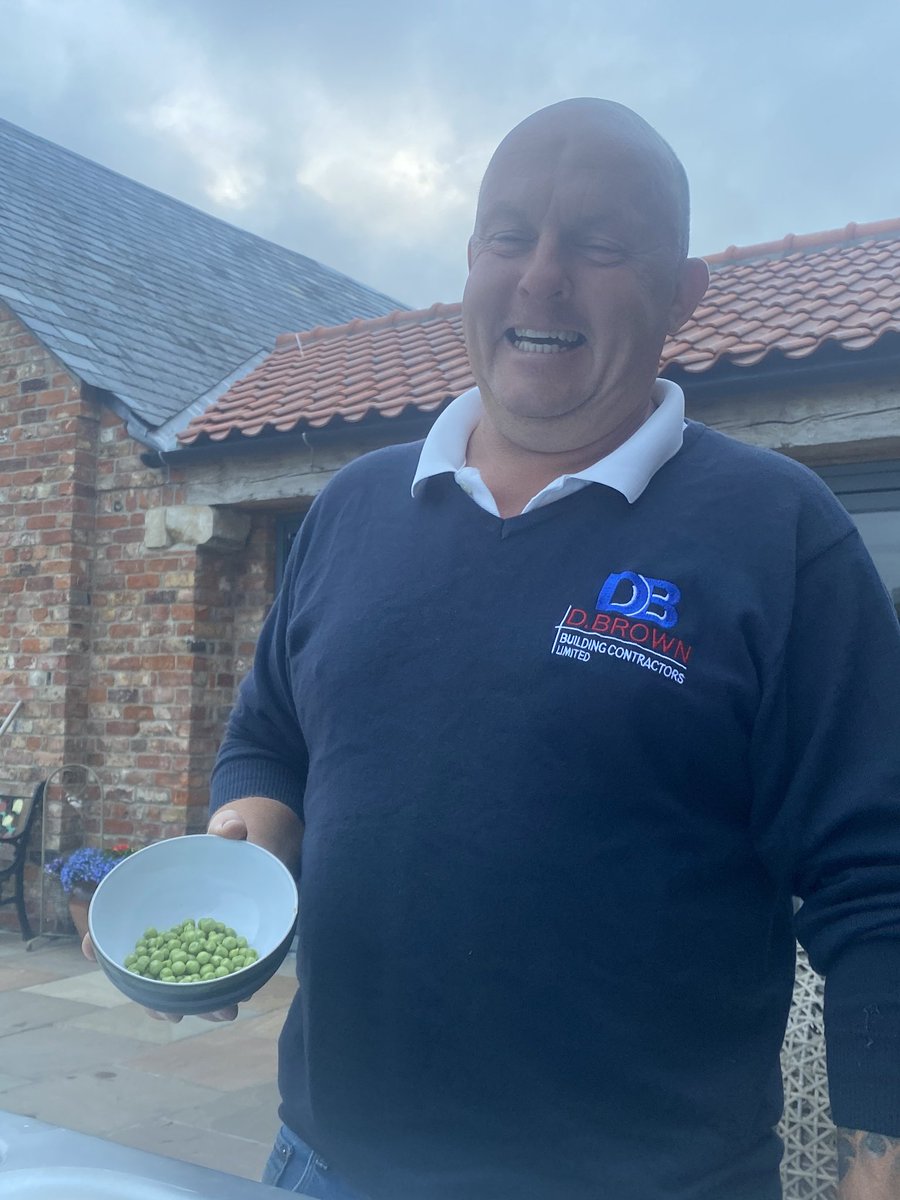 paula1ford's tweet photo. @ford_des ,
Today ...  has been actioned packed down SEAS END , pea harvesting 🤨 # feedingafamilyof4 https://t.co/05QDJUa3S3