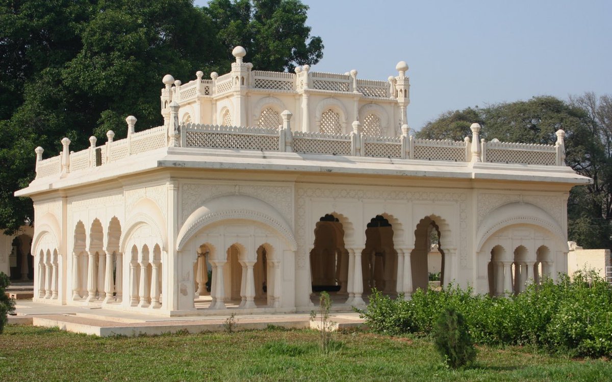 In 2010, Professor Scott Kugle, an academic who has researched the life and works of Mah Laqa Bai, successfully applied to to US government through the Consulate General's office in Hyderabad, to restore her tomb to its former glory.  https://www.thebetterindia.com/119836/hyderabad-mah-laqa-bai-memorial/amp/