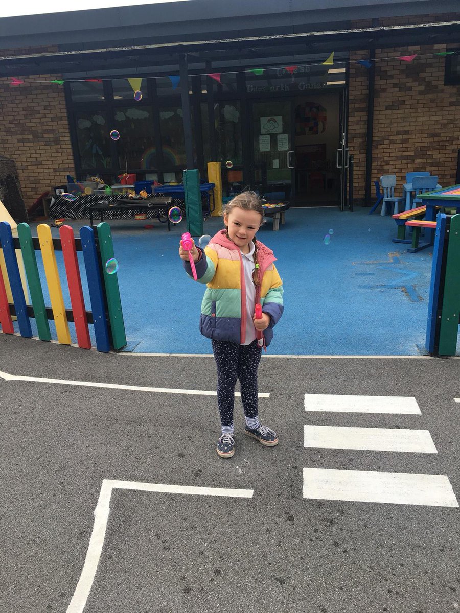 Diwrnod cyntaf hapus yn ôl yn nosbarth Onnen. Rydym ni'n edrych ymlaen i weld chi wythnos yma 🌈😊 A happy first day back in Dosbarth Onnen. Looking forward to seeing you this week.