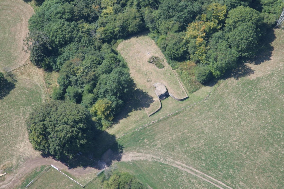 6,000 years ago, hundreds of people gathered in Tinkinswood to place a gargantuan 40-tonne stone slab atop a stone chamber. 1,000 years before Stonehenge was built, it remains one of the most spectacular feats of prehistoric engineering ever accomplished by humanity.THREAD 