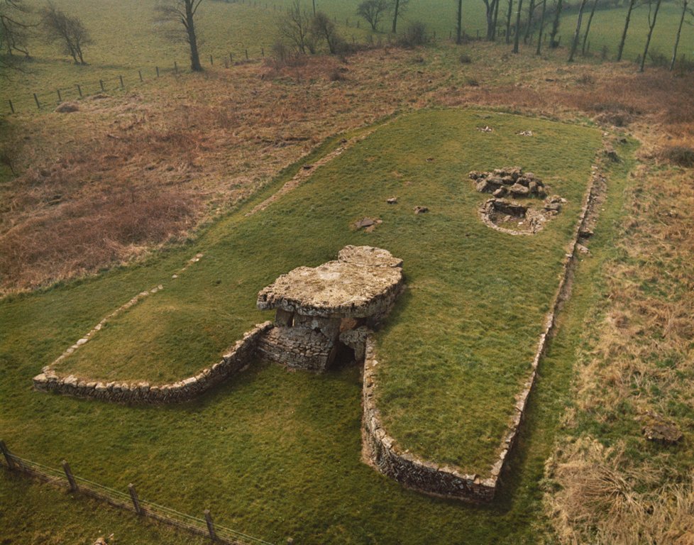 6,000 years ago, hundreds of people gathered in Tinkinswood to place a gargantuan 40-tonne stone slab atop a stone chamber. 1,000 years before Stonehenge was built, it remains one of the most spectacular feats of prehistoric engineering ever accomplished by humanity.THREAD 