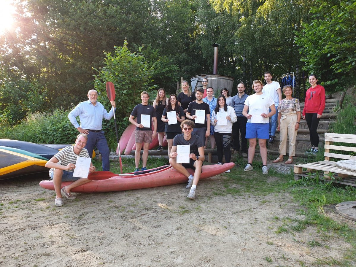 Helaas verlaten er dit jaar weer een aantal leden de centrale studentenraad. In het speciaal onze voorzitter Ruben Scheffer en vice-voorzitter Mark Winkel bedankt voor alles. De studenten hebben een certificaat gekregen voor het lidmaatschap van de CSR. Veel succes en bedankt!!👍🏼