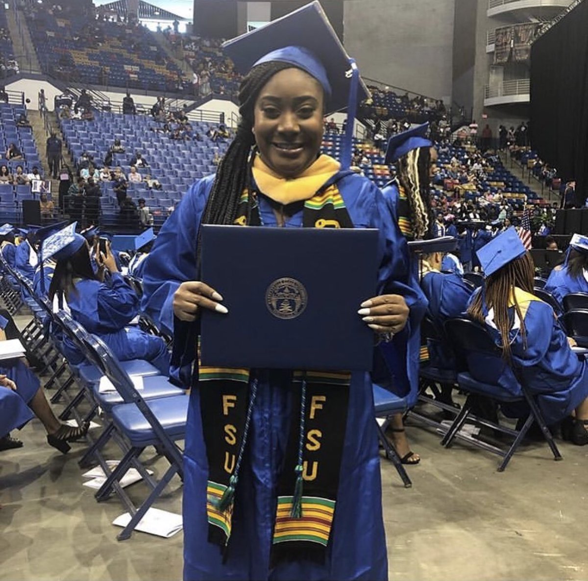 _YazzyJ's tweet photo. Coming into college vs leaving College (First Day vs Last Day) #faystate19 https://t.co/FYxlcpDo8j