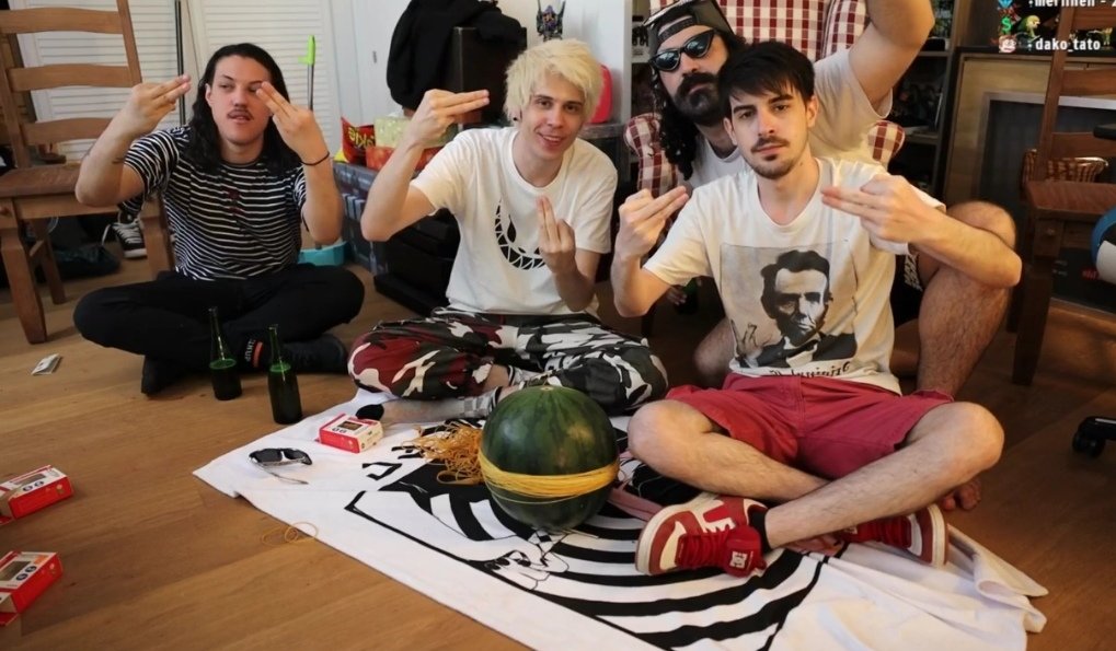 BrissaIdk's tweet photo. Estos son tus idolos? 👊😔

#RubiusCancelado https://t.co/MoJVbxrxcL