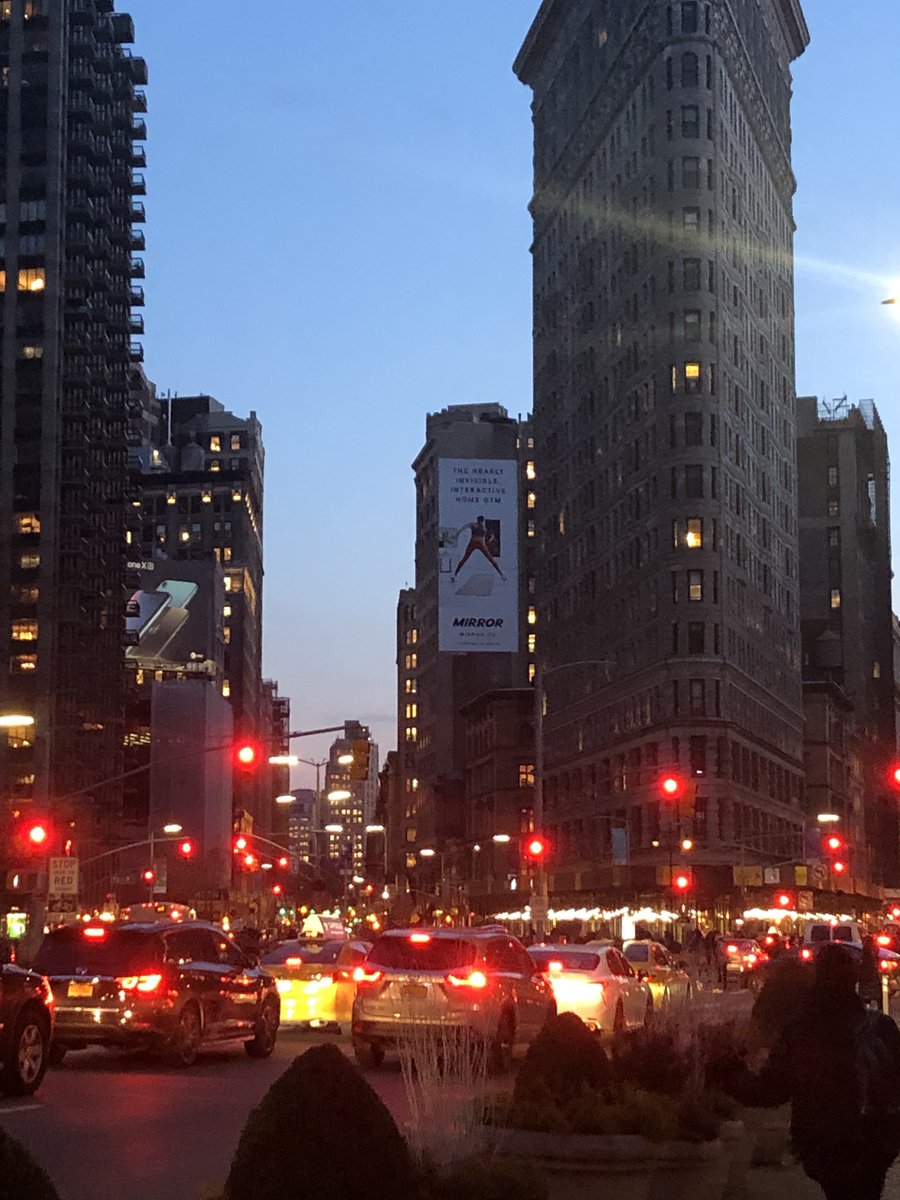 8/ From earning glowing write ups in the press and impressive customer feedback to rolling out one-on-one personal training and physical showrooms, Mirror scaled quickly. I snapped this shot of their first billboard when heading home from  @firstround's NYC office.