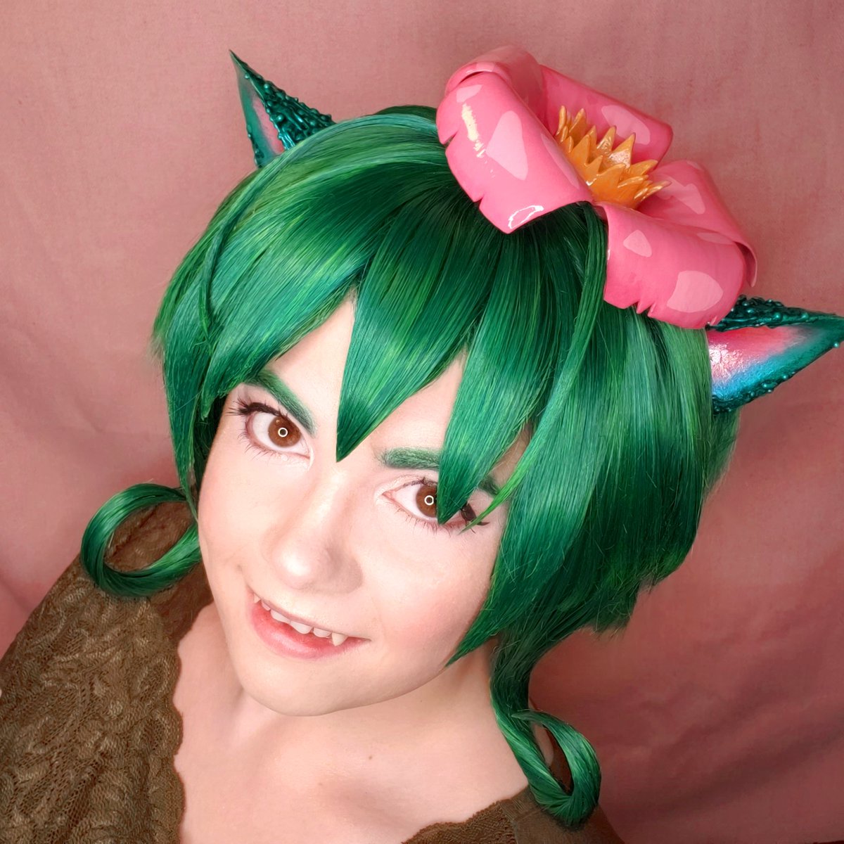SynergyCraftCos's tweet photo. This full blown makeup test for #venusaur has me PUMPED AF to finish this build!!! I'm at roughly 230 hours of work so far, and I'd guesstimate my total when finished will be around 280. 😵 Every minute will be worth it!

💇‍♀️Wig: @ArdaWigs Lulu Classic &amp; short wefts in Arcadia💙💚 https://t.co/0Ps13sxDWg