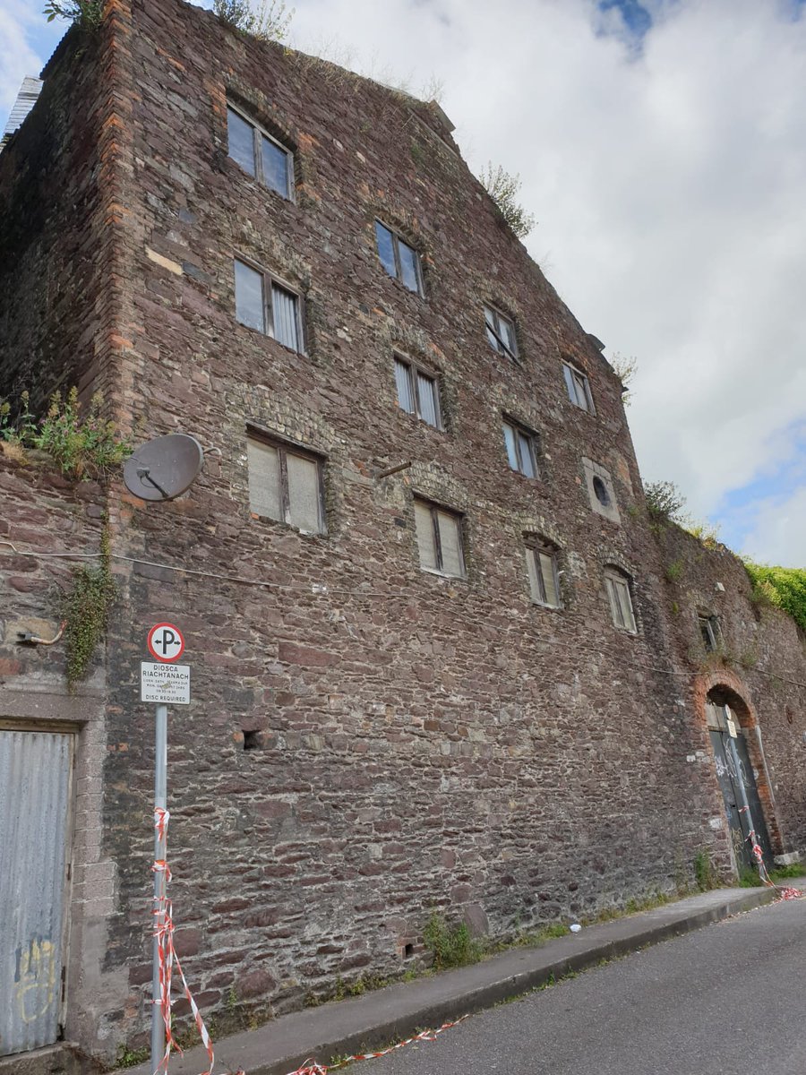 another beautiful property lying empty, old warehouse, city centre, could be homes for so many people, as well as work spaces, art studios, cafes, shared/community spaces, steeped in  #Cork history  #homeless  #socialcrime  #inequality  @corkcitycouncil  #programmeforgovernment