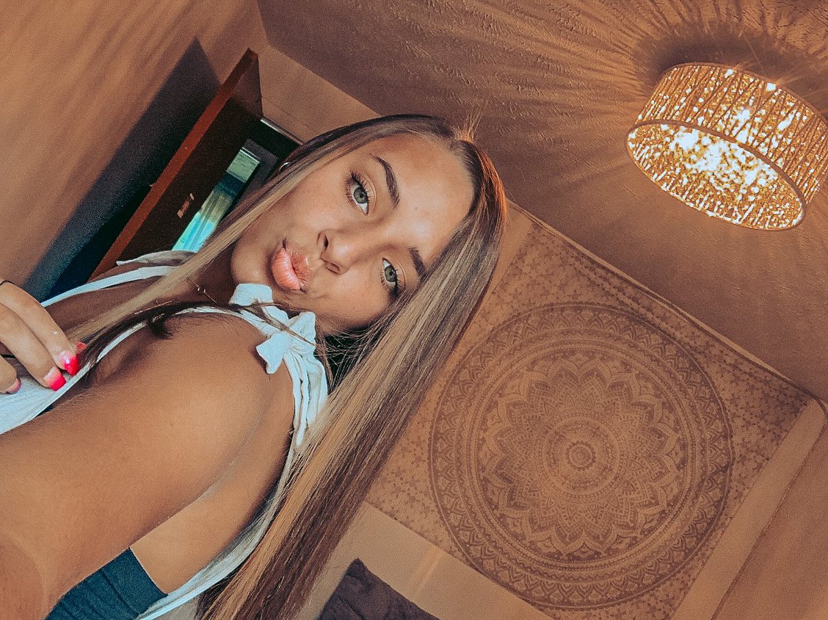 mclymer12's tweet photo. ✨💞 felt like updating the last 4 selfies i posted https://t.co/V1BKxMSnI0