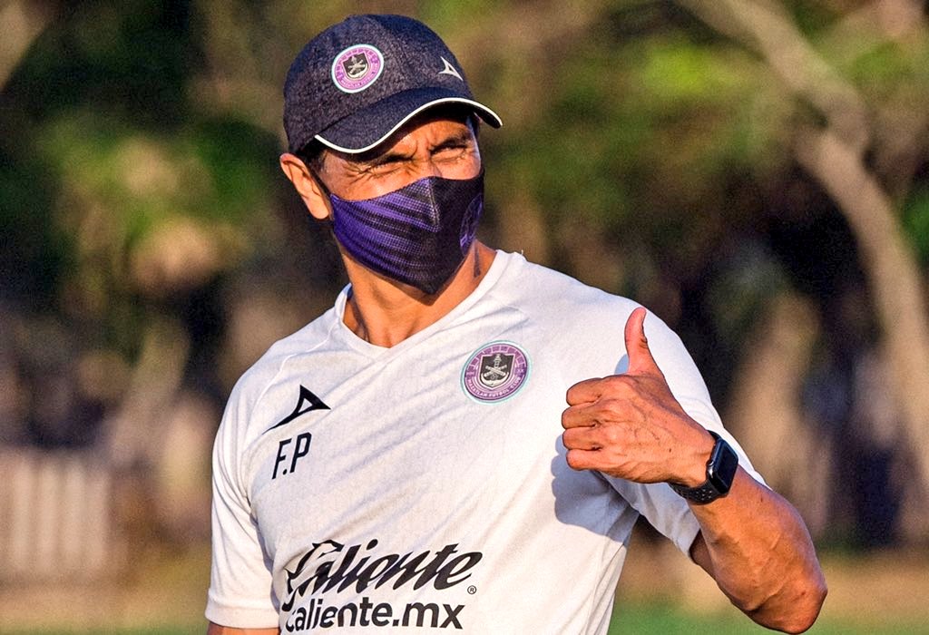 LigaBBVAMX's tweet photo. ¡CON LOS OBJETIVOS CLAROS ⚓⚽🏝️!

@MazatlanFC aspira a los primeros planos de la #LigaBBVAMX 🇲🇽 desde el próximo torneo 🤯😎

🤩 Mario Ruiz, Director de Futbol del club, nos contó detalles al respecto 🤩

#Nota ✍🏻: https://t.co/Xv54mxYu98 https://t.co/kbmE7HfjVX