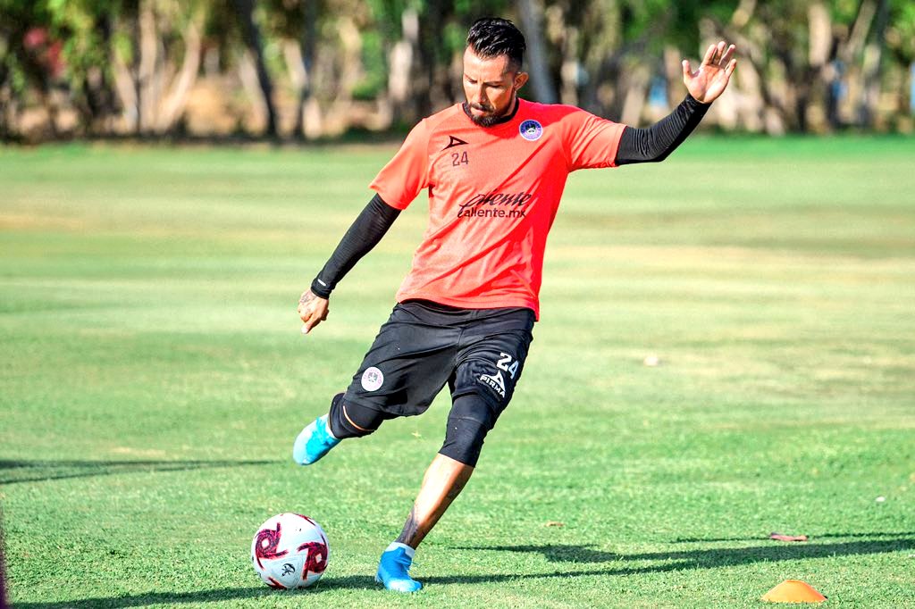 LigaBBVAMX's tweet photo. ¡CON LOS OBJETIVOS CLAROS ⚓⚽🏝️!

@MazatlanFC aspira a los primeros planos de la #LigaBBVAMX 🇲🇽 desde el próximo torneo 🤯😎

🤩 Mario Ruiz, Director de Futbol del club, nos contó detalles al respecto 🤩

#Nota ✍🏻: https://t.co/Xv54mxYu98 https://t.co/kbmE7HfjVX
