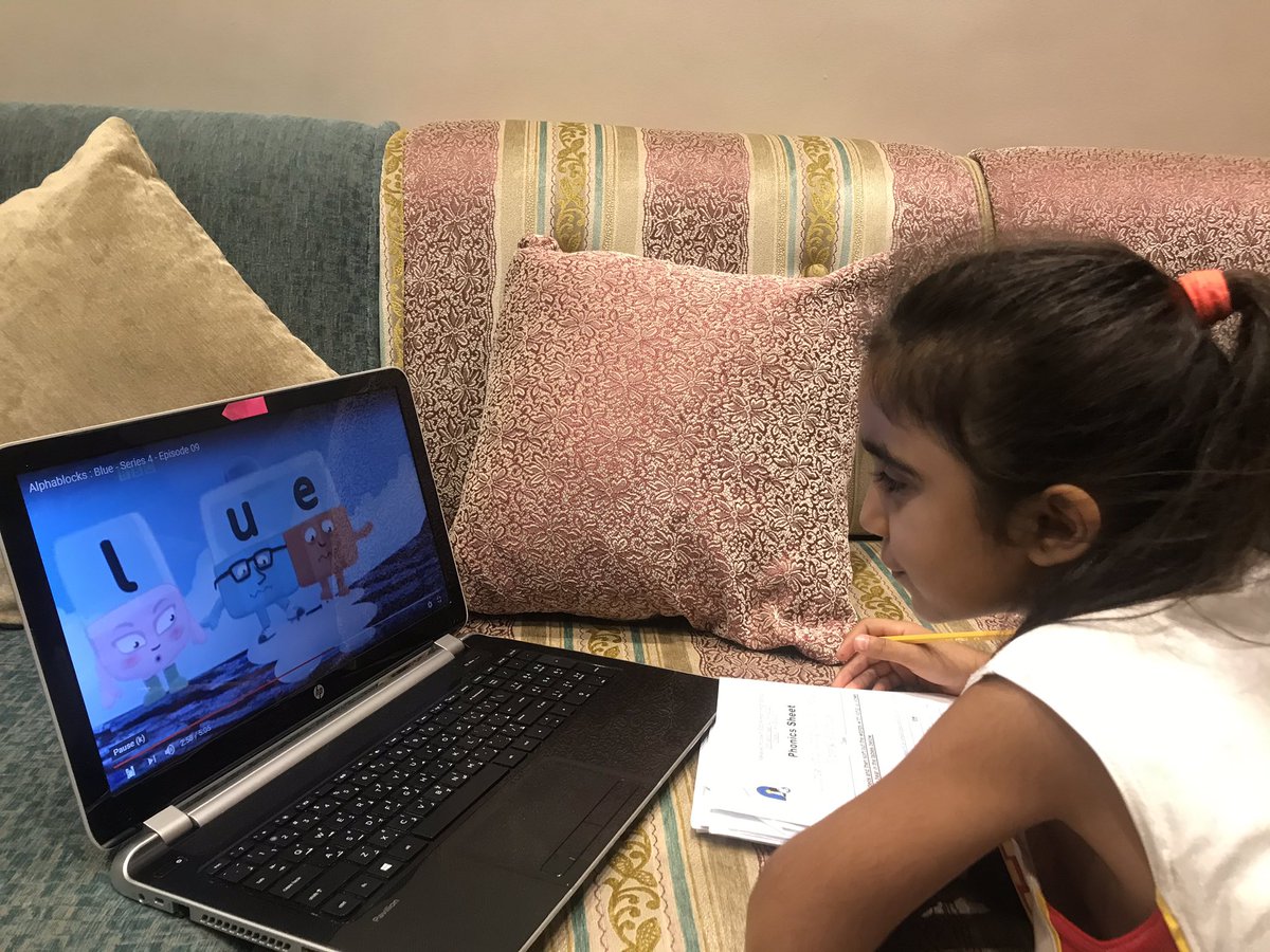 Darin987654321's tweet photo. #Sama_Kayed #Grade3A @Hhhsinfo @Yasminalou @dina_jradi #oo_ue_ew after watching the long/u/vowel sounds videos.#Sama tried to solve her sheets while wondering to differentiate between the words have same sound but different spelling https://t.co/yErXGNglpB