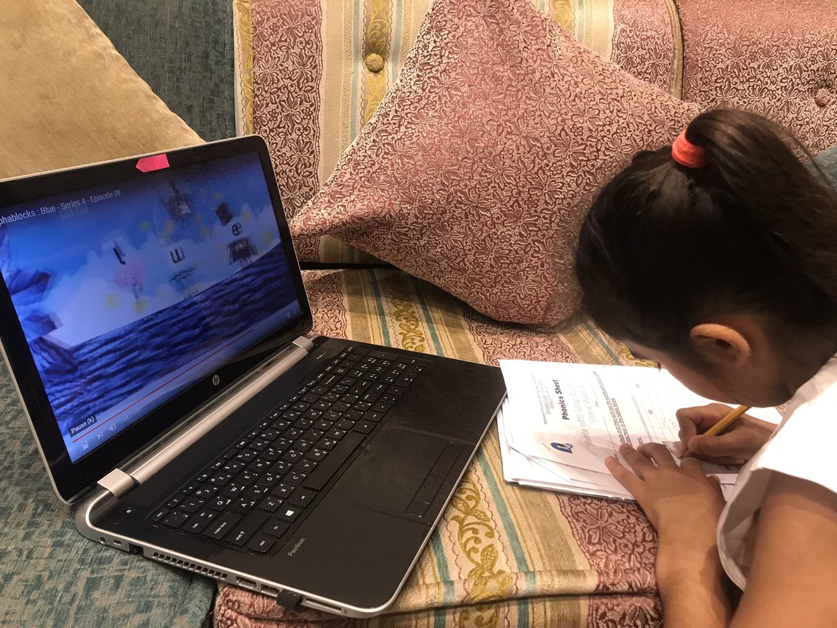 Darin987654321's tweet photo. #Sama_Kayed #Grade3A @Hhhsinfo @Yasminalou @dina_jradi #oo_ue_ew after watching the long/u/vowel sounds videos.#Sama tried to solve her sheets while wondering to differentiate between the words have same sound but different spelling https://t.co/yErXGNglpB