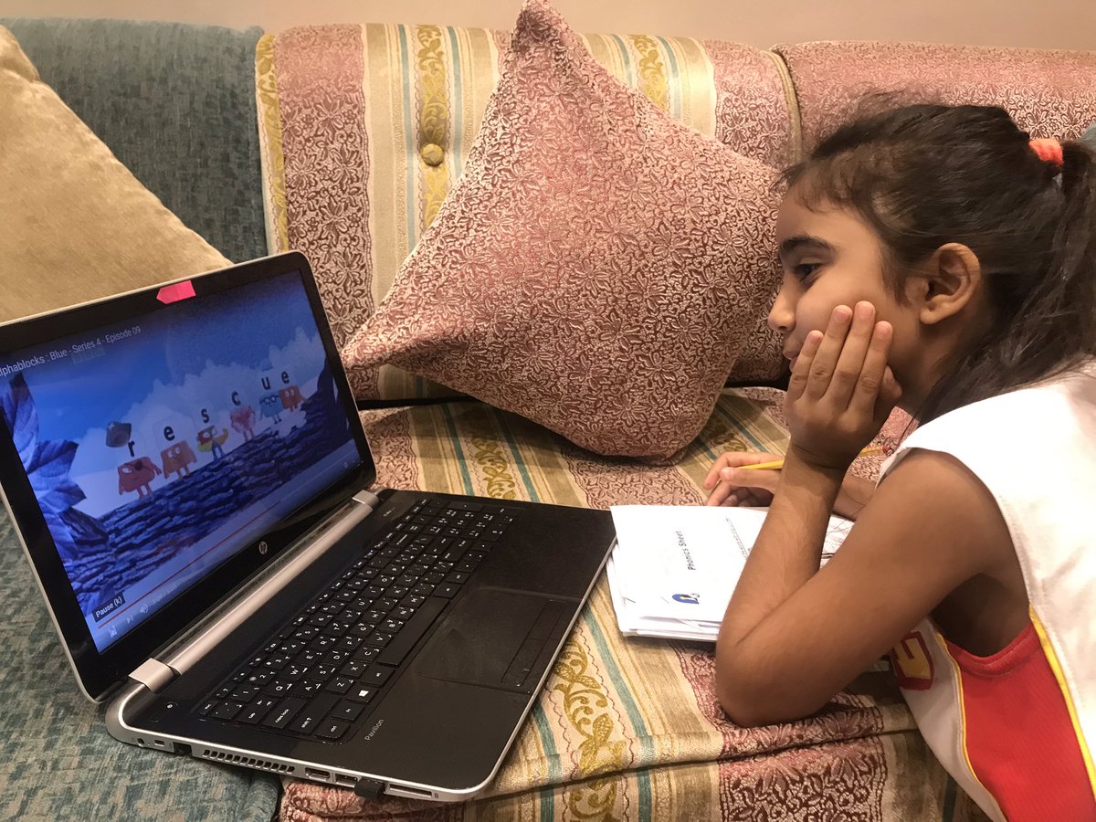 Darin987654321's tweet photo. #Sama_Kayed #Grade3A @Hhhsinfo @Yasminalou @dina_jradi #oo_ue_ew after watching the long/u/vowel sounds videos.#Sama tried to solve her sheets while wondering to differentiate between the words have same sound but different spelling https://t.co/yErXGNglpB