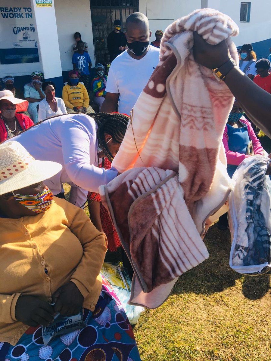 SASCO_Jikelele's tweet photo. SASCO Deputy Secretary General, Vezinhlanhla Simelane, with leadership of YCLSA Moses Mabhida province (KZN) and the  Phumelele and Blade Nzimande foundation distributed blankets for the elderly to keep them warm this winter.

#CommunityWork
#MakeWinterWarm 
#SASCO29 https://t.co/LvEwd2guPi
