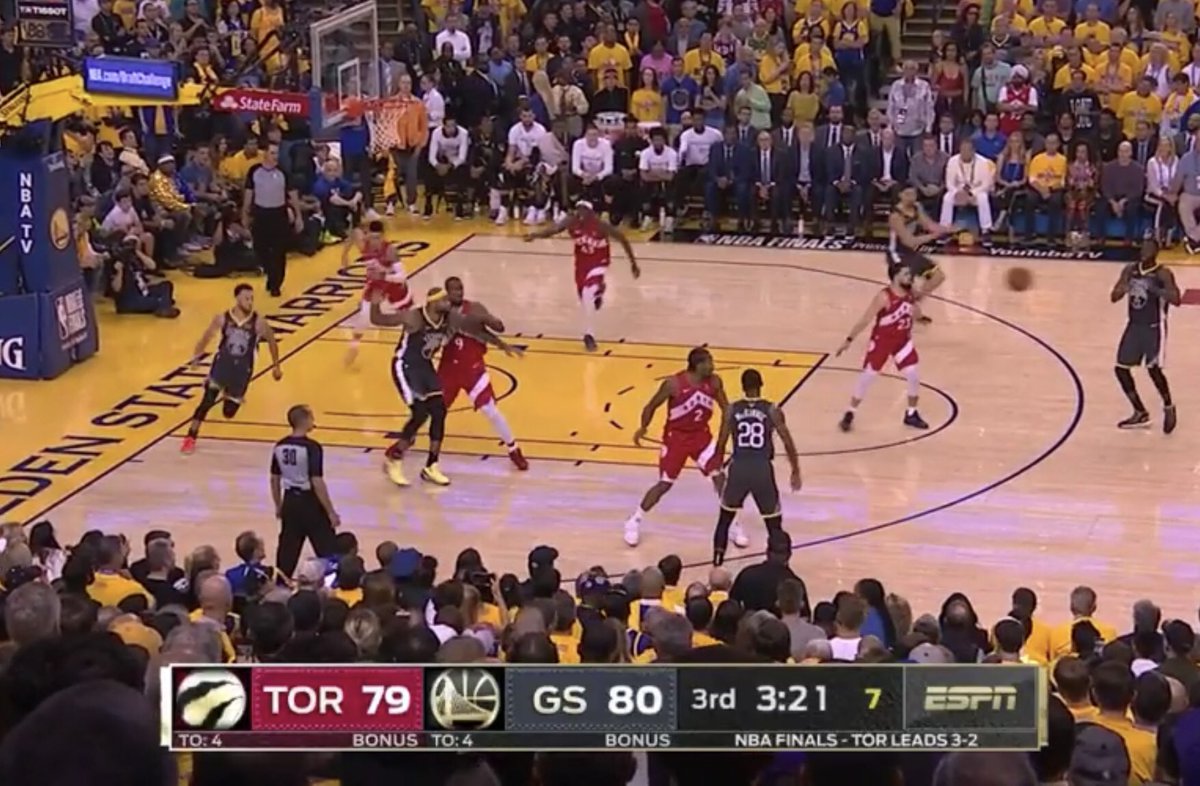 Curry draws two defenders off the ballThompson gets a wide open three, makes