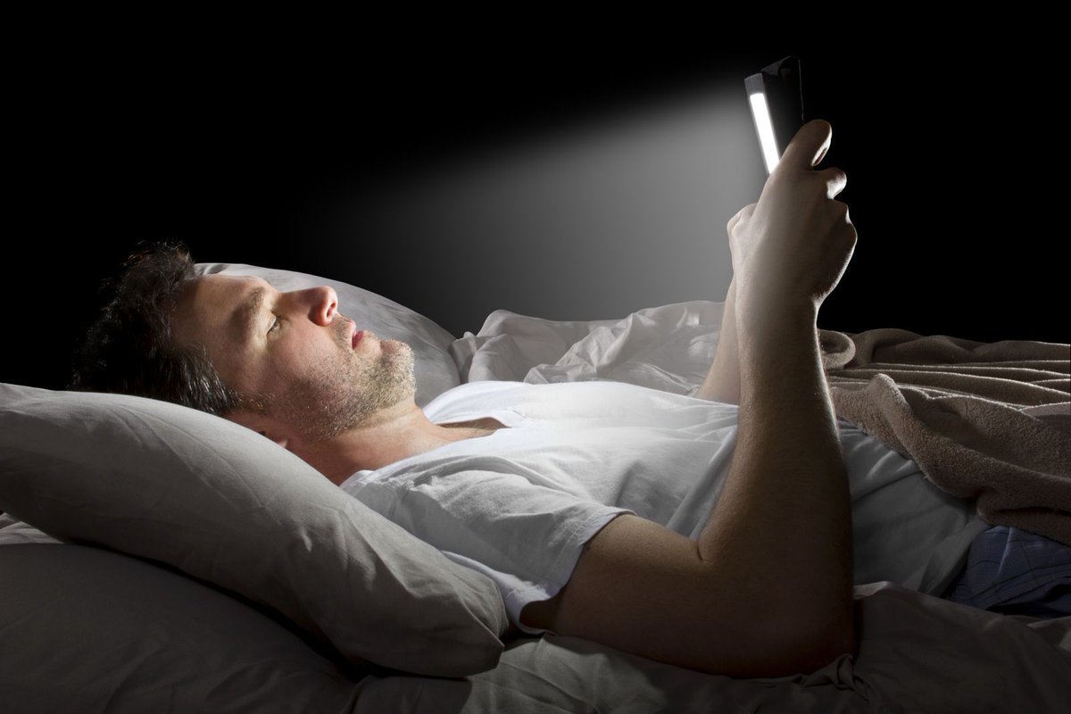 HarvardHealth's tweet photo. Blue light has a dark side: https://t.co/ySoiWOKor3 #HarvardHealth https://t.co/4wxGKGcyOj