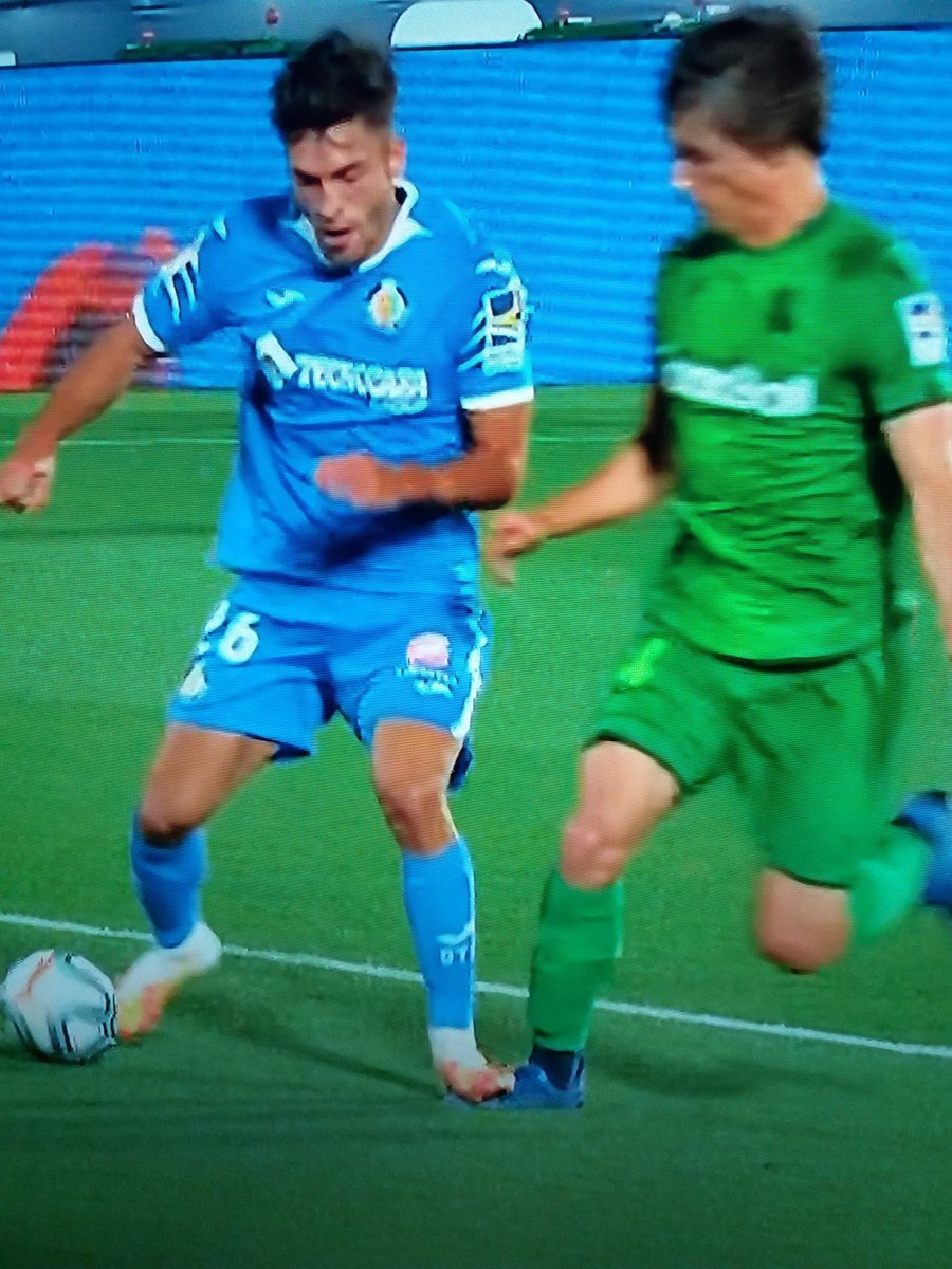 ¿Qué ha sido esta jugada?

A- Sigan, sigan
B- Falta en ataque

A VAR qué opináis... #AurreraReala