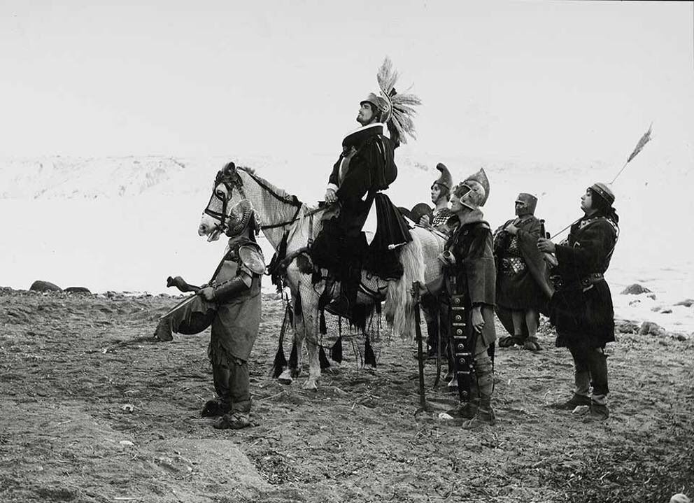 Bene, miei duri, bando agli scoramenti. Fora i petti, dritte l’armi, alte le insegne, baldanza! Brancaleone da Norcia (che battè a duello Groppone da Ficulle) “Brancaleone alle crociate” (1970)