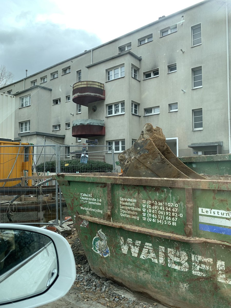 BREAKING: Frankfurt was already ugly before WWII.For that we have to thank the pioneer of “rational” and affordable construction - Ernst May. These housing blocks from 1928 are a typical example. Below a thread on housing aesthetics of Germany and the Netherlands.