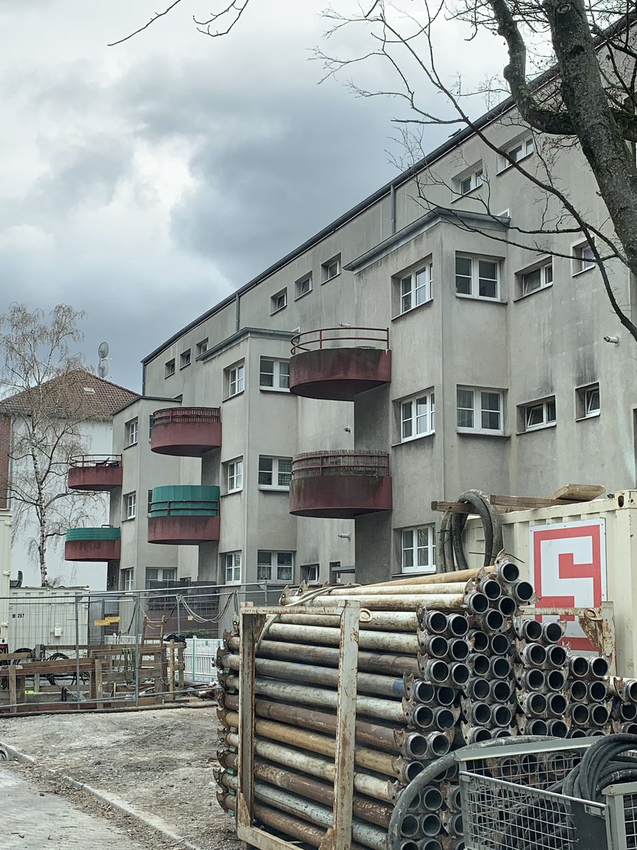 BREAKING: Frankfurt was already ugly before WWII.For that we have to thank the pioneer of “rational” and affordable construction - Ernst May. These housing blocks from 1928 are a typical example. Below a thread on housing aesthetics of Germany and the Netherlands.