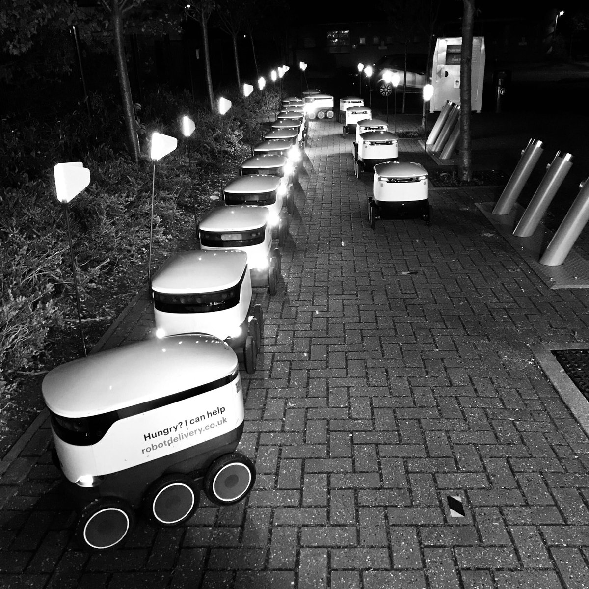 StarshipRobots's tweet image. Ready to deliver to you, day or night! ☀️🌙🤖