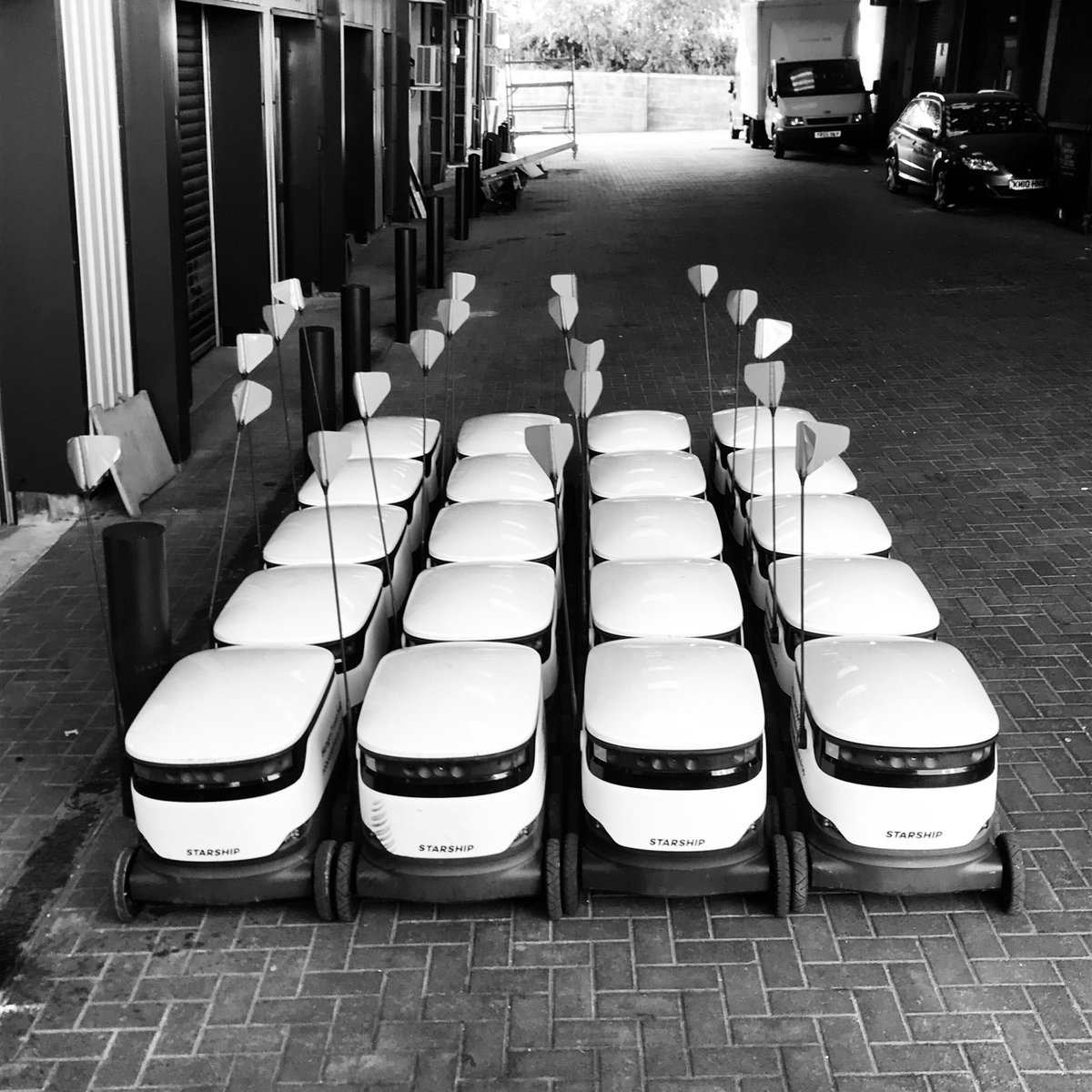 StarshipRobots's tweet image. Ready to deliver to you, day or night! ☀️🌙🤖