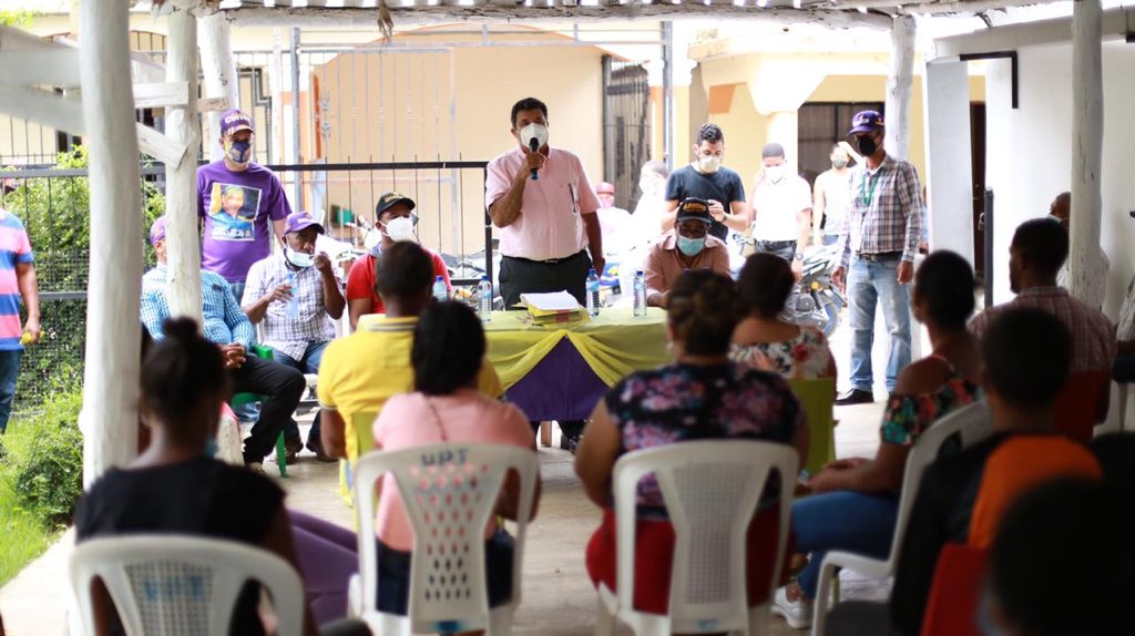 EuclidesLaVega's tweet photo. Encuentro con dirigentes del bloque 25 en la comunidad El Pino, La vega.
¡Gracias por su apoyo, seguimos trabajando! 
#euclidessanchez #euclidessenador #siemprepresen #lavega https://t.co/Q219p1GR4z