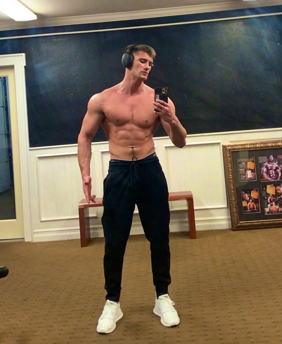 NathanKarhu's tweet photo. Quarantine inside of the gym https://t.co/QUcnFBF5cX