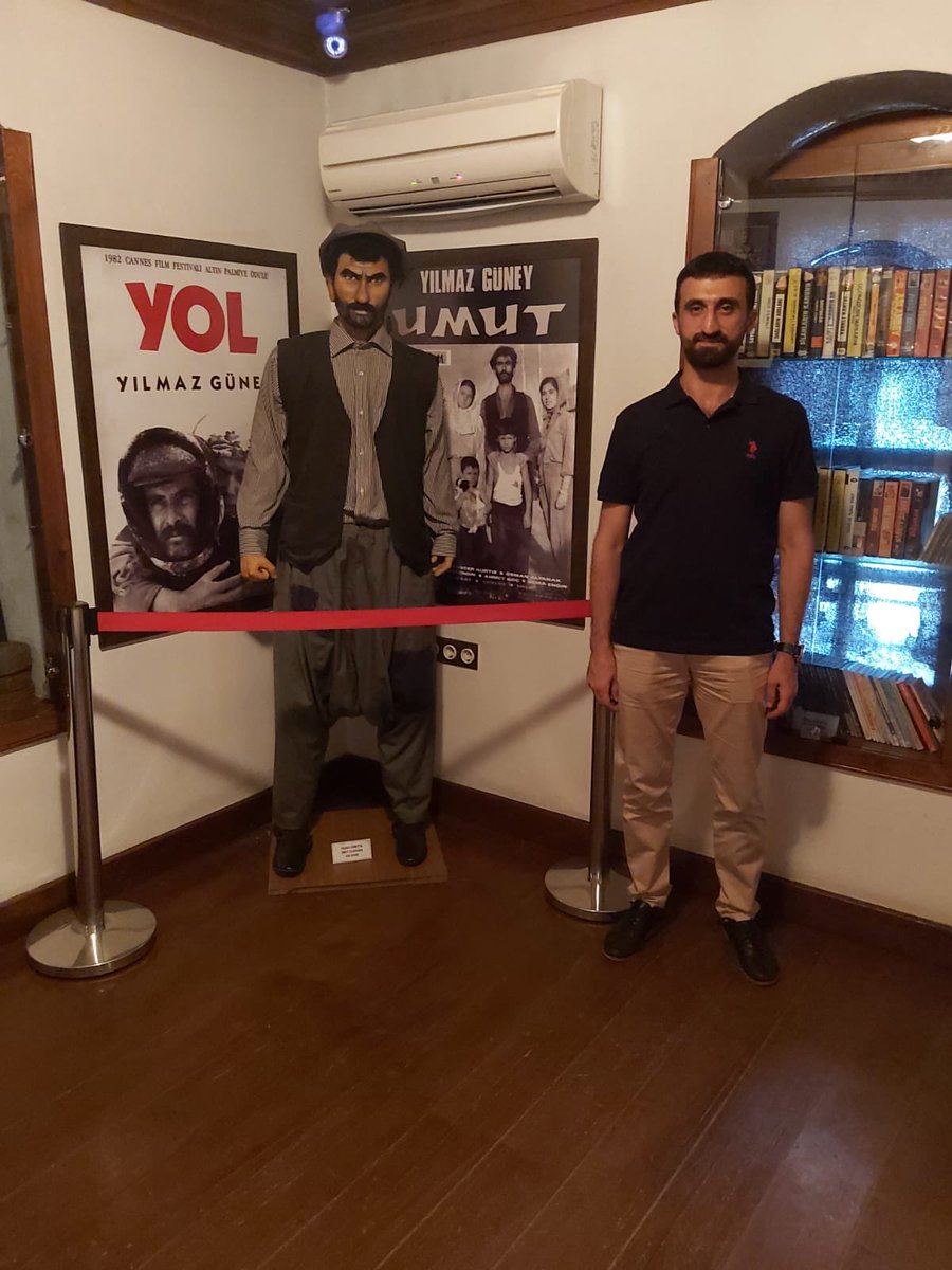 mahsumbz's tweet photo. "Seni nasıl mı sevdim?
Herkese yol,
Sana SOL yanımı verdim." #YılmazGüney https://t.co/vll1Hdh8sf