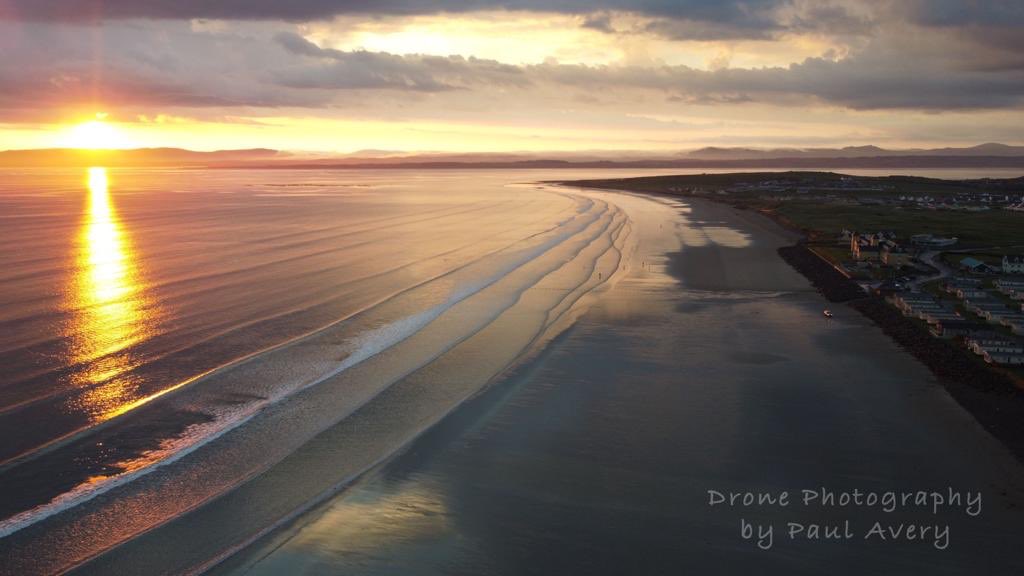 FootagePaul's tweet photo. @DiscoverIreland @VisitDonegal A picture from recent stay in #Rossnowlagh Stunning Beach &amp; #Sunset https://t.co/jaixXcJ0ZF