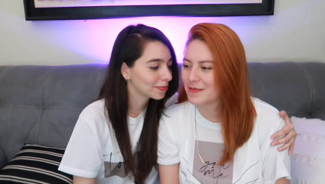 YouTubeLATAM's tweet photo. Siéntete orgullosx de quién eres y con quién compartes tu vida. Ellas son @izamacondo y @DorisCname y pasaron de ser amigas a novias. ¿Quieres saber si historia? #ViveElOrgullo #Conmigo. 🌈 ▶️ https://t.co/TCBUt3YTl1 https://t.co/J3LDda9OR8