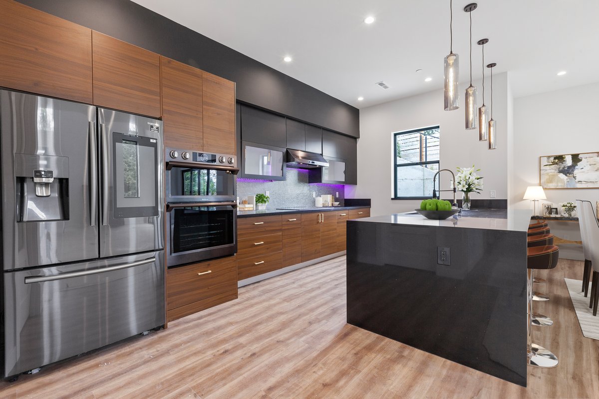 kari_haas's tweet photo. #Justlisted in #Edmonds: Superb Style &amp; Optimal Living. 5 BD/ 5 BA/ 3,350 SF/ 13,778 SF Lot. Details: https://t.co/5j3ThJaW3L Modern new construction home with soaring ceilings built for comfort &amp; privacy. #karihaas #luxuryrealestate #edmondsrealestate #snohomishrealestate #pnw https://t.co/NDU7MAw6Ut