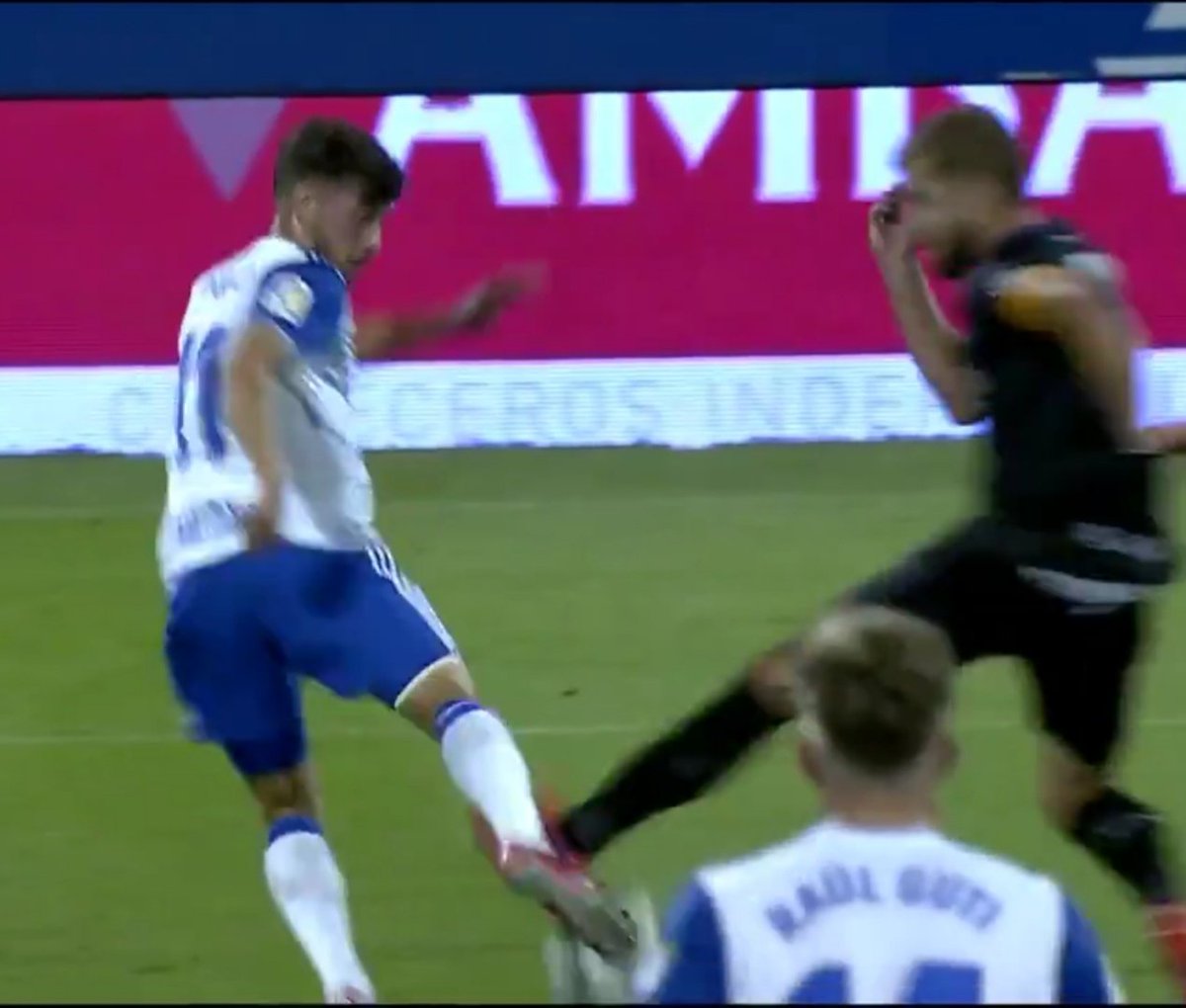 ChrisBlasco3's tweet photo. Puado toca el balón con la puntera y Pulido golpea su tobillo cuando se iba en 1 contra 1... BASTA!!!! #RealZaragozaHuesca https://t.co/zwcbjnIunf