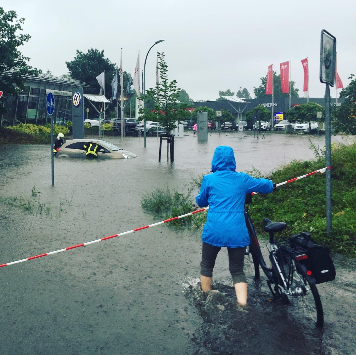 fux79's tweet photo. #heuteVor3Jahren #29062017 #Starkregen #Wetter #Oranienburg #Brandenburg #Regen #Unwetter #260l/m2 #Heimat #Eswareinmal https://t.co/nUwjRcMEBq