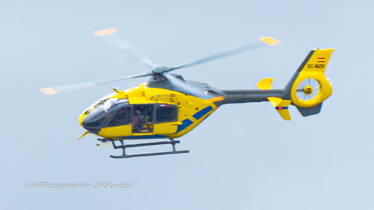 jmanatol's tweet photo. #BuenasNoches
Hoy en las proximidades de @DonostiAir #LESO ha estado revisando los tendidos eléctricos el @AirbusHeli #EC135P2Plus de @HeliPyr
Qué entretenido es ver y debe ser hacer este trabajo dado el número de virajes que ha realizado
#aspas #alasrotativas #rotor #camara https://t.co/nLfOtAS2uQ
