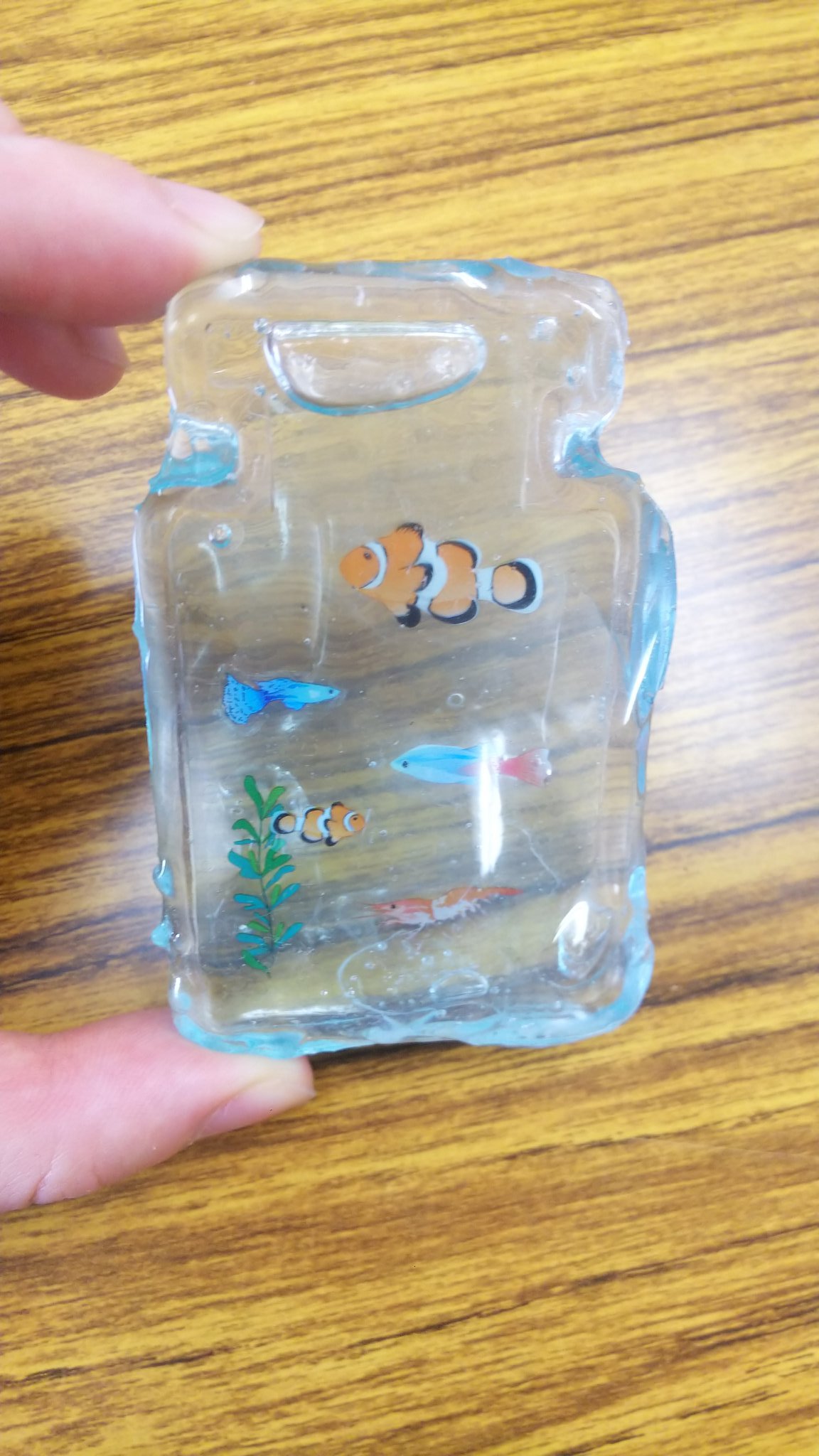 黒猫のサフィー Ar Twitter 新作 中に液入れれる瓶型のモールドで アクアリウム風です 魚達は ハーバリウムのシールを貼りました 中には水色のハーバリウムオイルを入れてます レジン 人魚の涙 黒猫のサフィー Ar Twitter 新作 中に液入れれる瓶型のモールドで アクアリウム風です 魚達は ハーバリウムのシールを貼りました 中には水色のハーバリウムオイルを入れてます レジン 人魚の涙