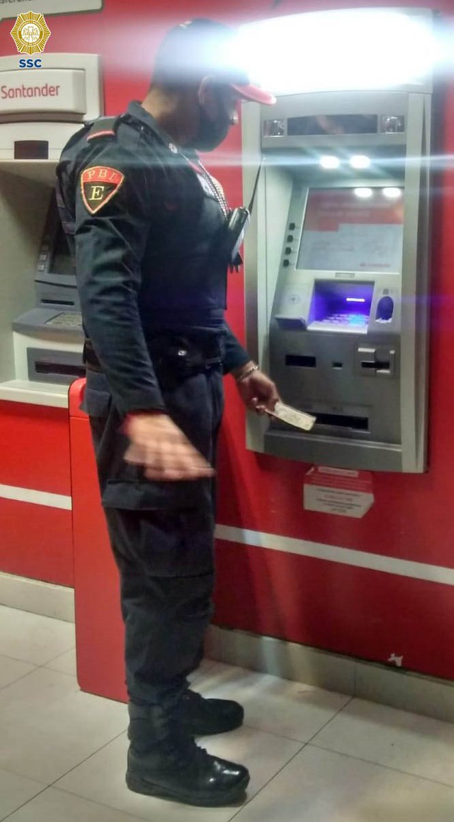 SSC_CDMX's tweet photo. Policía de la #SSC halló dinero en efectivo en un cajero automático ubicado en el World Trade Center, por lo que hizo entrega al gerente del lugar para su resguardo en espera del propietario. https://t.co/QLrRV34k9Q