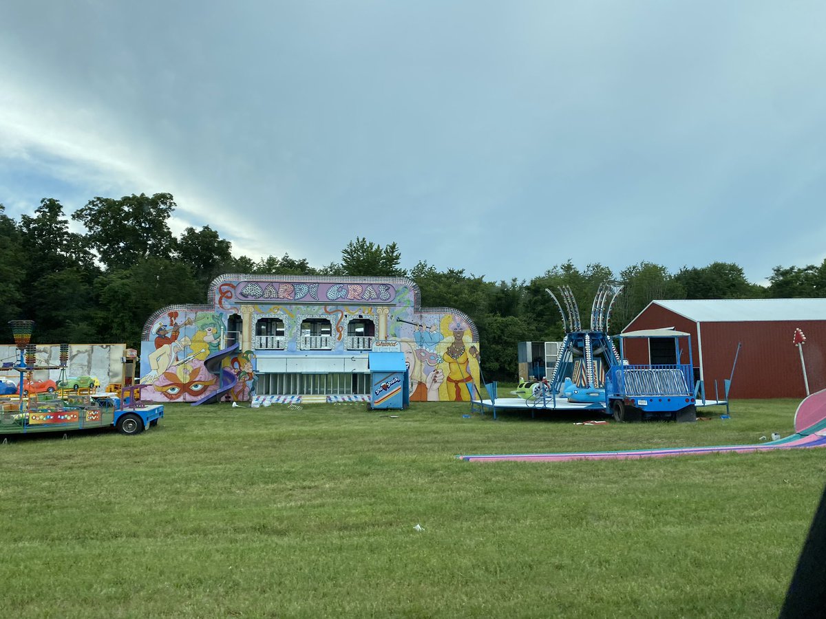 elizabethalbell's tweet photo. Does this abandoned carnival on the side of the road seem slightly sketchy? Or is it just me?
#funslide https://t.co/3IhsemVH8w
