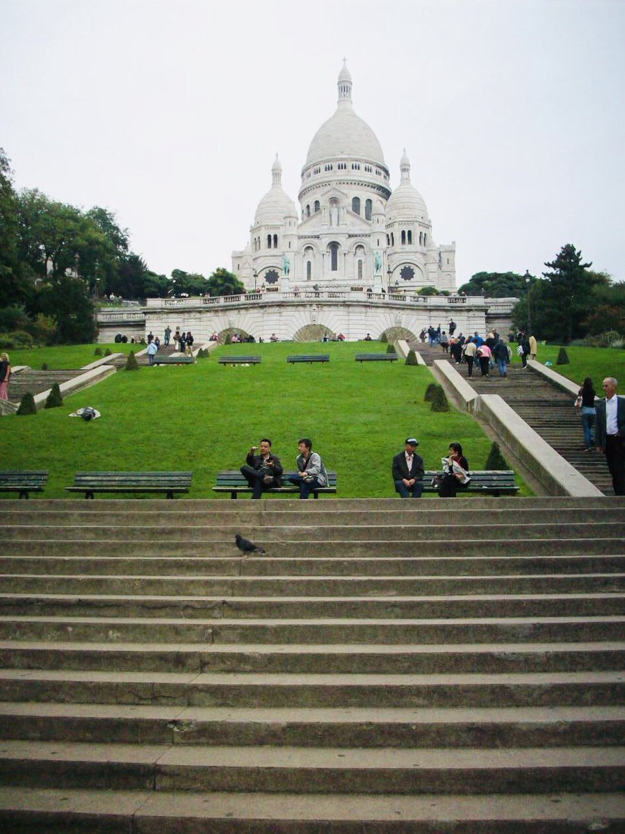 TheNomadelle's tweet photo. In love with Montmartre. This gorgeous hill is primarily known for its artistic history and also for its white-domed basilica, the Sacré-Cœur. I would move there in a heart beat if I could 💗
.
#Nomadelle #Travel #DigitalNomad #aYearOff #France #paris #montmartre #travelblog https://t.co/ASFV72eEfh