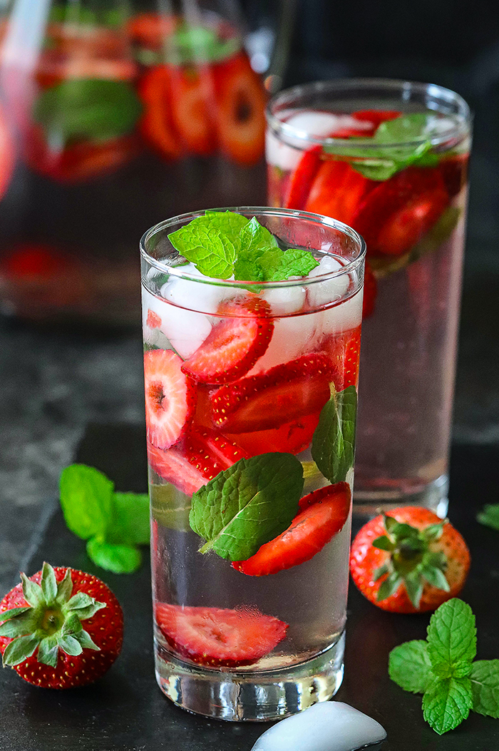 ruchiskitchen's tweet photo. Skip the sugary drinks and spice up your drinking habits with Strawberry flavored water – it's made with 3 natural ingredients. This drink will help you stay hydrated &amp; restored throughout the summer. #flavoredwater #strawberry #infusedwater #healthydrink https://t.co/sUFlhmRc3q https://t.co/qmX7P0jS35