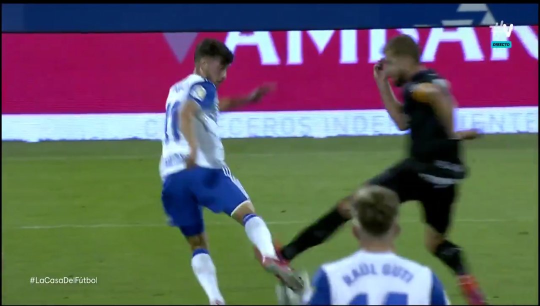 ArchivoVAR's tweet photo. 📺 El Huesca se llevó el partido con el VAR como protagonista.

Puado intenta controlar el balón y es trastabillado por Pulido. Tras recuperar la posesión, el Huesca se puso por delante.

La falta existe y al producirse en la acción previa, el VAR debió haber anulado el tanto. ❌ https://t.co/jEP8xXxOVH