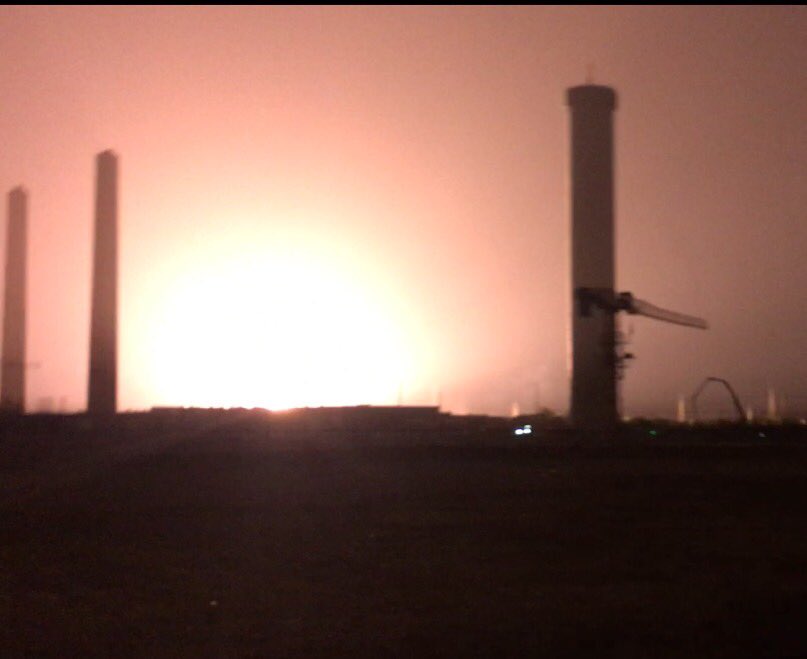 AbbasWaseem14's tweet photo. Jamshoro Grid Station on fire, and apparently all of Jamshoro and Hyderabad's down with electricity.
#Jamshoro #Hyderabad #electricity #gridstation #wapda #Karachi #KarachiTerrorAttack #DehshatGardonKeYar_Ghadaar #lockdownextension #headshot #tiktokban #ChineseAppBlocked https://t.co/rE361EcvZZ