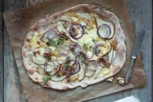 Tarte flambee con pere, formaggio d’alpeggio, cipolle e noci. ift.tt/3dDMUCs #posatespaiate #ricetta #cibo